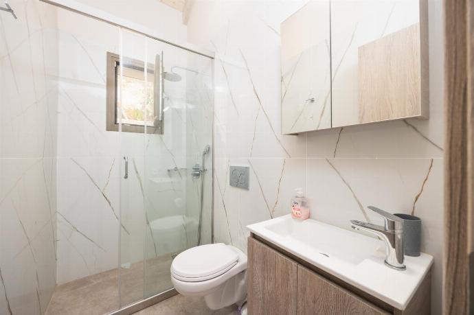 En suite bathroom with shower . - Villa Angela . (Photo Gallery) }}