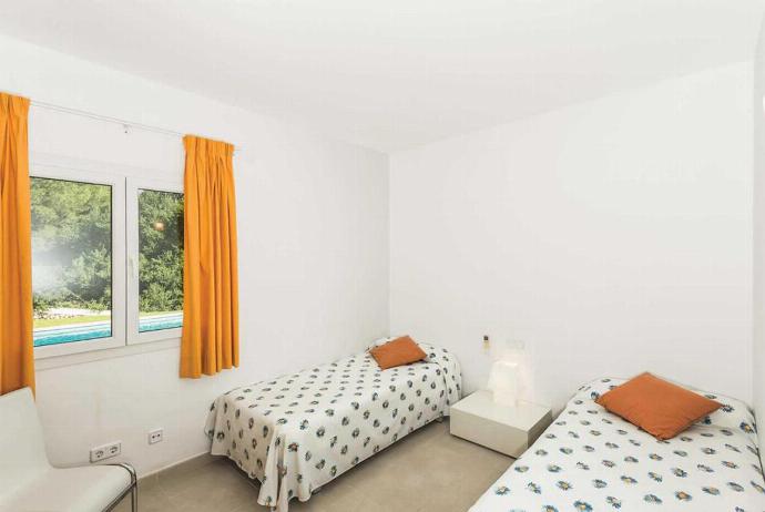 Twin bedroom with A/C . - Villa Arual . (Photo Gallery) }}
