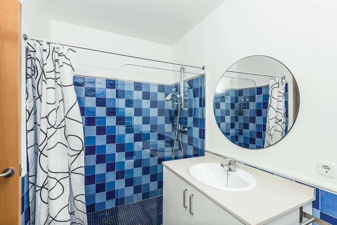 En suite bathroom with shower . - Villa Arual . (Photo Gallery) }}