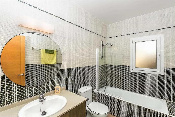 En suite bathroom with bath . - Villa Arual . (Photo Gallery) }}