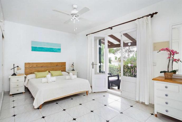 Double bedroom with a fan and terrace access . - Villa Binilisa . (Photo Gallery) }}