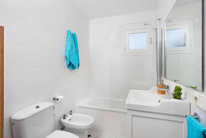 En suite bathroom with bath . - Villa Binilisa . (Photo Gallery) }}