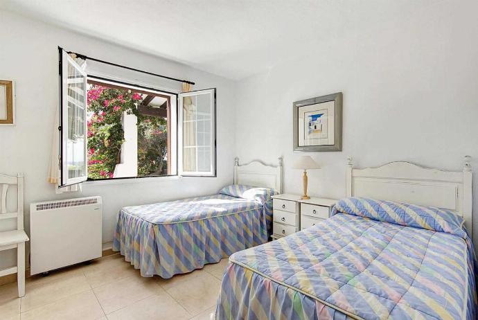 Twin bedroom with A/C . - Villa Victoria . (Galería de imágenes) }}