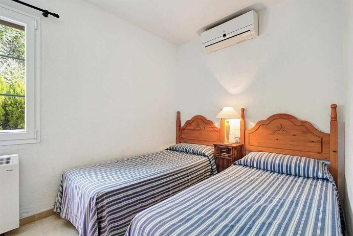 Twin bedroom with A/C . - Villa Victoria . (Galerie de photos) }}