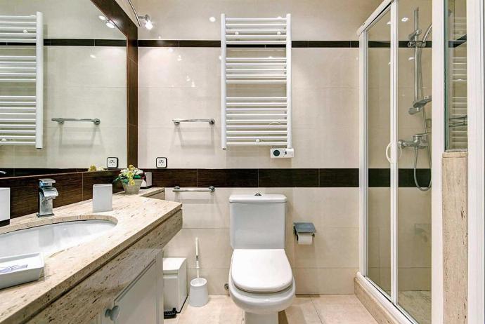 Family bathroom with shower . - Villa Victoria . (Photo Gallery) }}