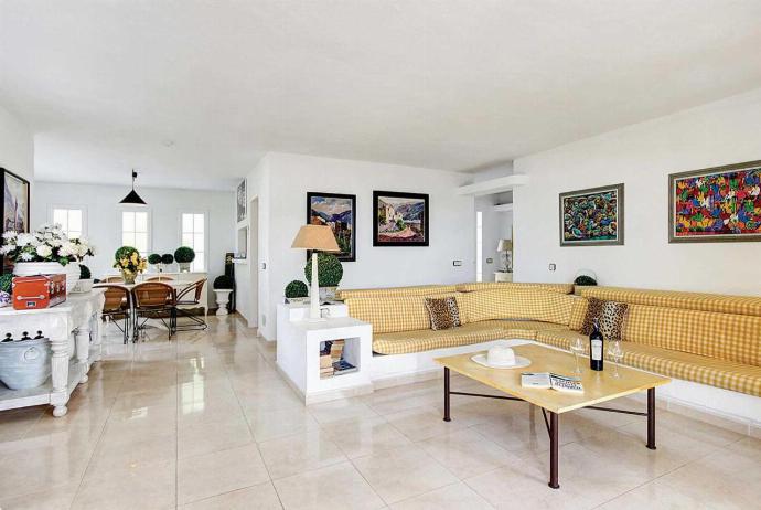 Open-plan living room with sofas, ornamental fireplace, dining area, kitchen, A/C, WiFi internet, satellite TV, DVD player, and pool terrace access . - Villa Victoria . (Fotogalerie) }}