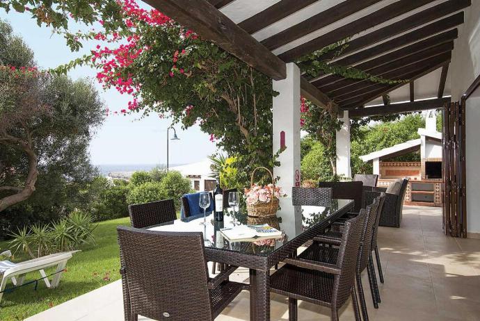 Sheltered terrace with dinning area and lawn . - Villa Victoria . (Fotogalerie) }}