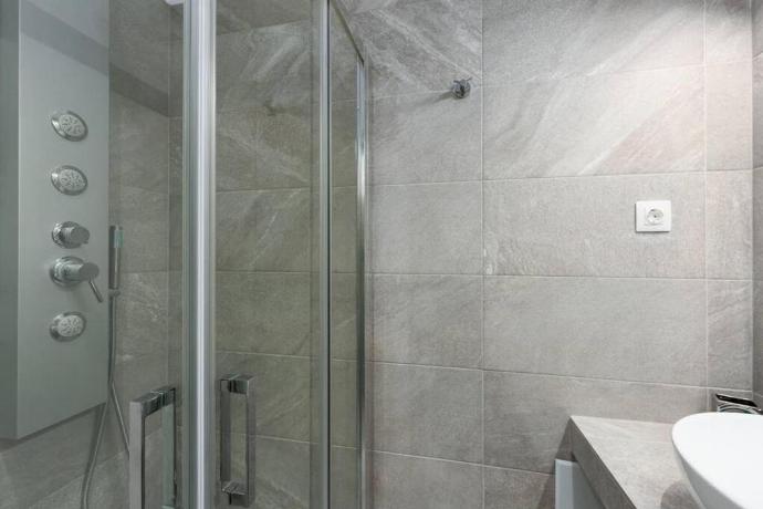En suite bathroom with shower . - Villa Reggina . (Photo Gallery) }}