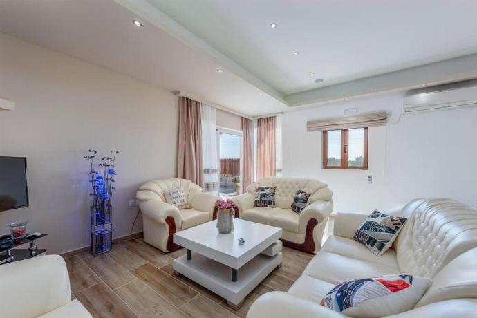 Open plan living room with comfortable sofas, TV, WiFi . - Villa Reggina . (Photo Gallery) }}