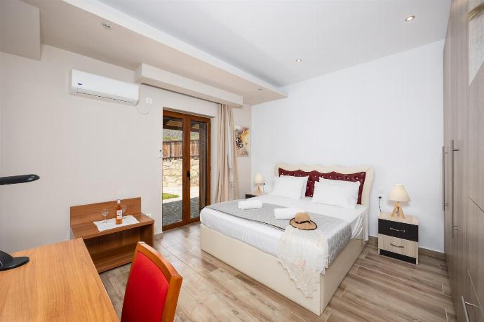 Double bedroom with en suite bathroom and A/C . - Villa Reggina . (Photo Gallery) }}