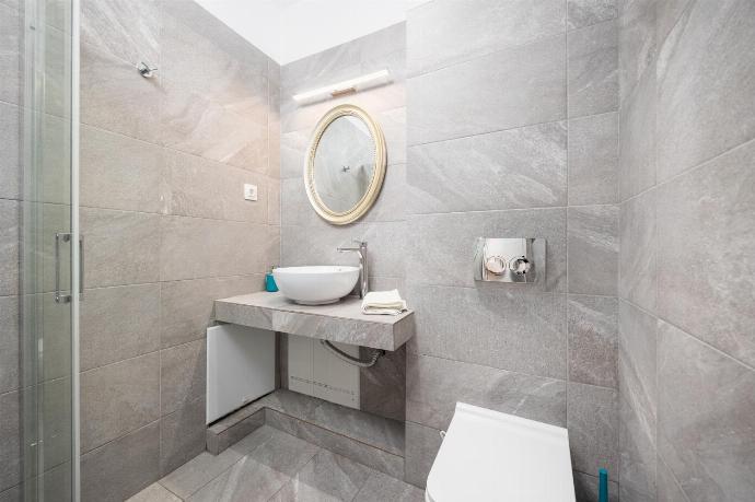 En suite bathroom with shower . - Villa Reggina . (Photo Gallery) }}