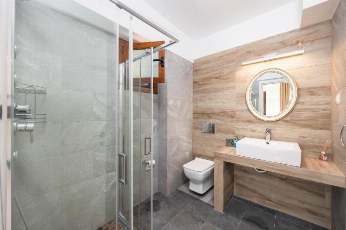 Family bathroom with shower . - Villa Reggina . (Photo Gallery) }}