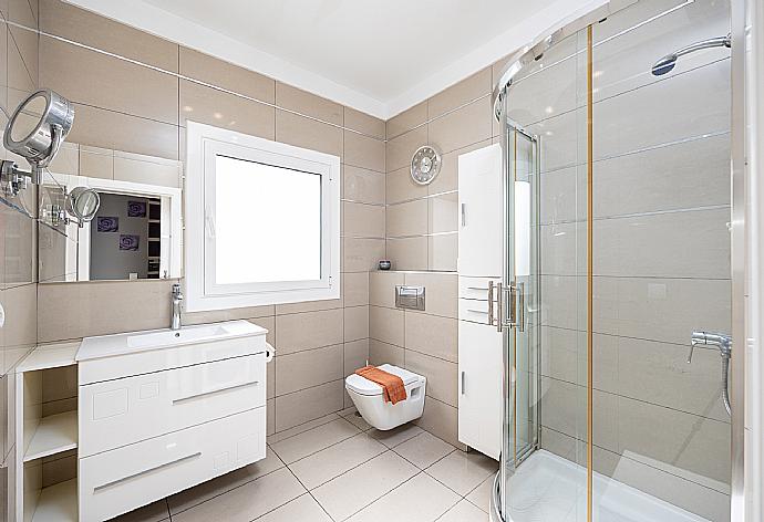 Family bathroom with shower . - Casa Marina . (Photo Gallery) }}