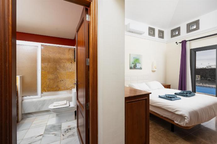 Double bedroom with en suite bathroom and A/C . - Villa Capricho . (Photo Gallery) }}