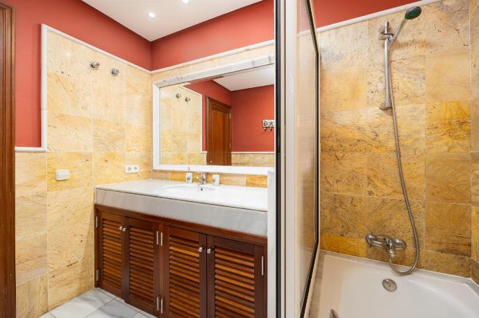 En suite bathroom with bath and shower . - Villa Capricho . (Photo Gallery) }}