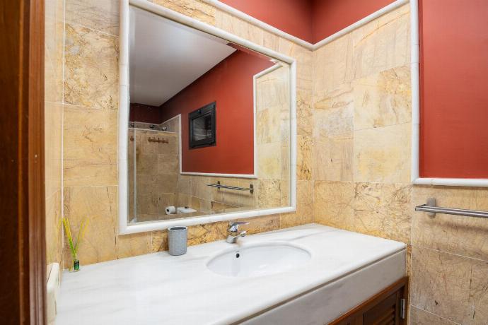 Family bathroom with shower . - Villa Capricho . (Photo Gallery) }}