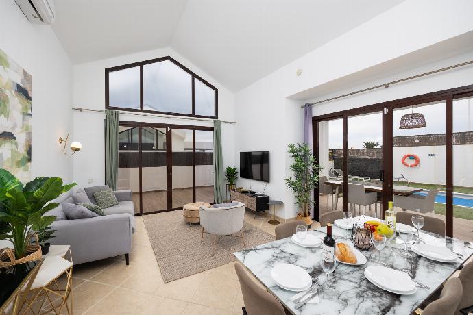 Living room with sofa, dining area, A/C, WiFi internet, and satellite TV . - Villa Cindy . (Fotogalerie) }}