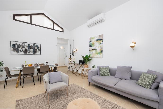 Living room with sofa, dining area, A/C, WiFi internet, and satellite TV . - Villa Cindy . (Galería de imágenes) }}