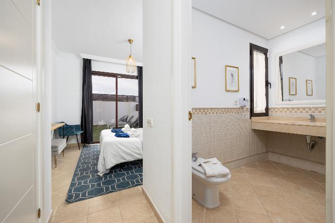 Double bedroom with en suite bathroom and A/C . - Villa Cindy . (Galleria fotografica) }}