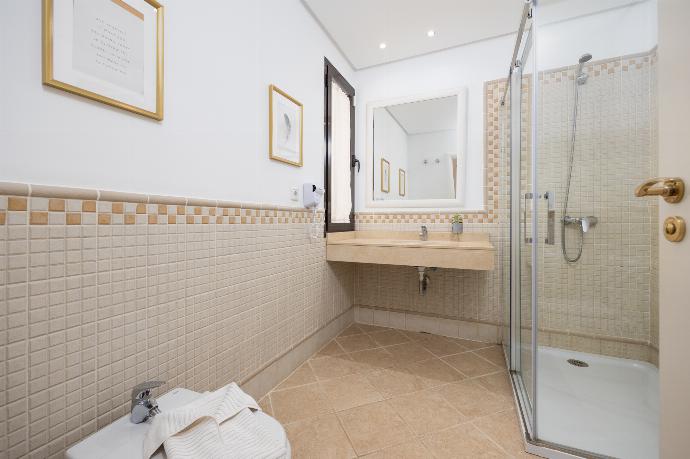 En suite bathroom with shower . - Villa Cindy . (Photo Gallery) }}