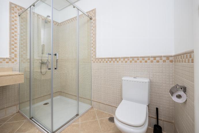 En suite bathroom with shower . - Villa Cindy . (Photo Gallery) }}