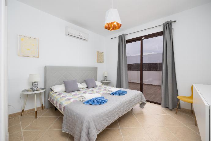 Double bedroom with en suite bathroom and A/C . - Villa Cindy . (Galleria fotografica) }}