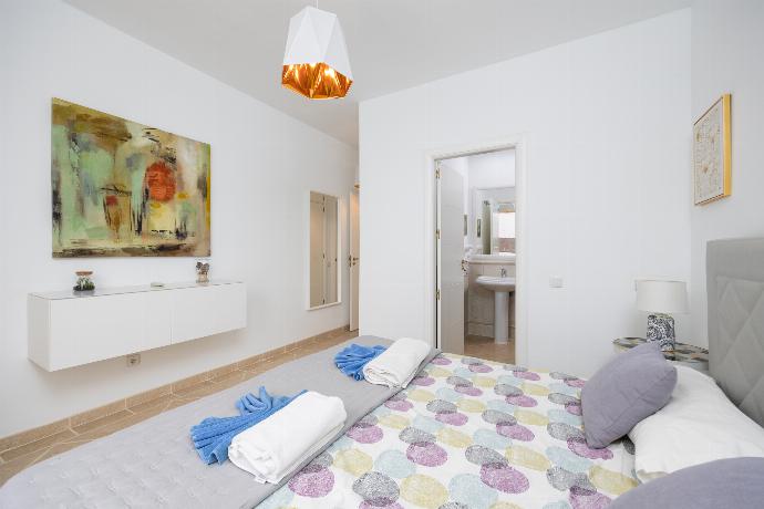 Double bedroom with en suite bathroom and A/C . - Villa Cindy . (Galleria fotografica) }}