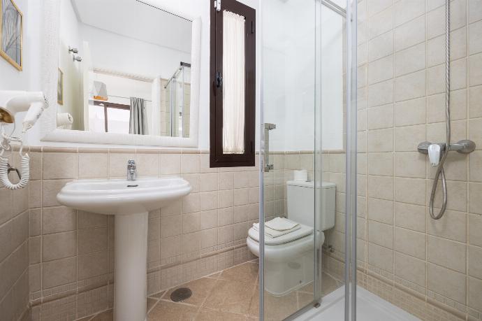 En suite bathroom with shower . - Villa Cindy . (Galleria fotografica) }}