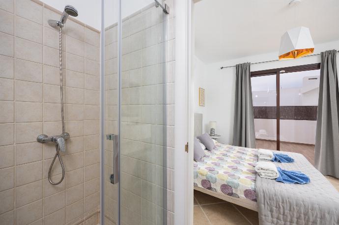 En suite bathroom with shower . - Villa Cindy . (Galleria fotografica) }}