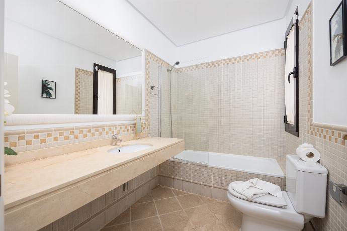 Family bathroom with bath and shower . - Villa Cindy . (Fotogalerie) }}