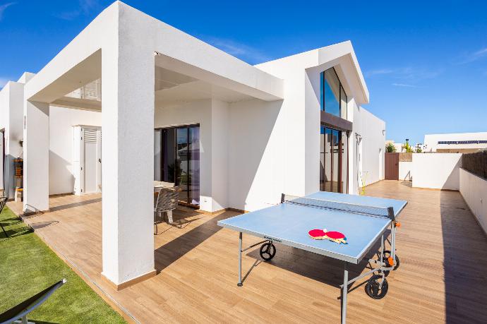 Terrace area with table tennis . - Villa Cindy . (Galerie de photos) }}