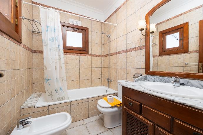 En suite bathroom with bath and shower . - Villa Florencia . (Photo Gallery) }}