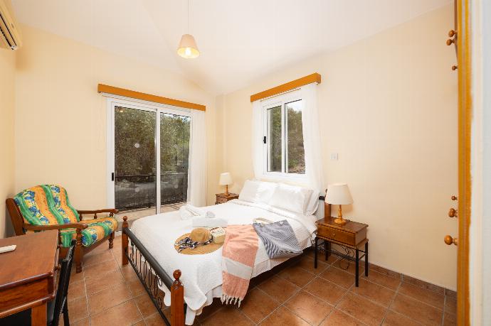 Double bedroom with en suite bathroom and A/C . - Villa Katerina . (Photo Gallery) }}