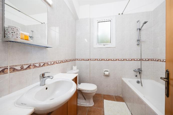 Family bathroom with bath and shower . - Villa Katerina . (Photo Gallery) }}