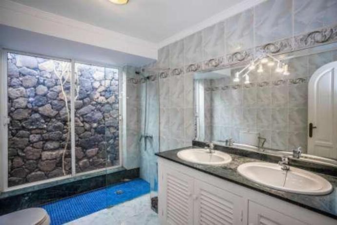 En suite bathroom with shower . - Villa Alisa . (Photo Gallery) }}