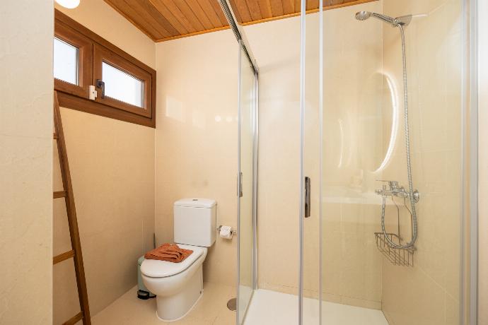 En suite bathroom with shower . - Villa Saona . (Photo Gallery) }}