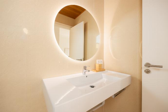 En suite bathroom with shower . - Villa Saona . (Photo Gallery) }}