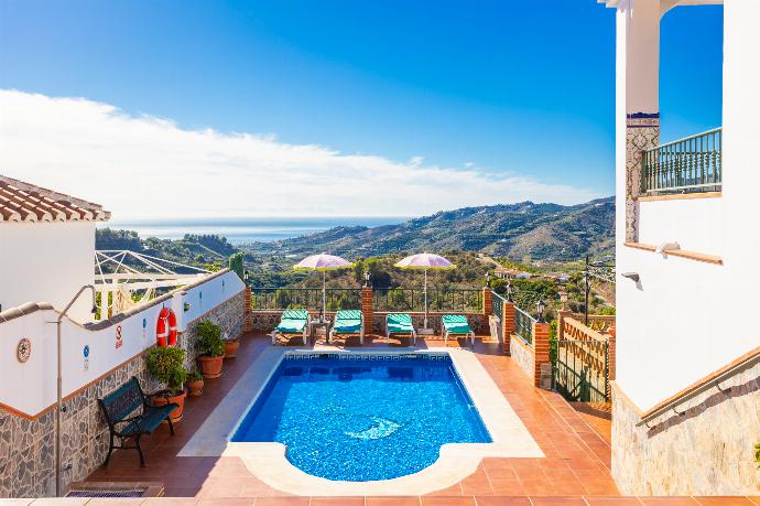 Private pool and terrace with sea views . - Villa Conchi Frigiliana . (Photo Gallery) }}