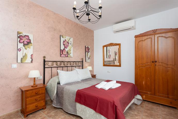 Double bedroom with en suite bathroom and A/C . - Villa Medina Paloma . (Photo Gallery) }}