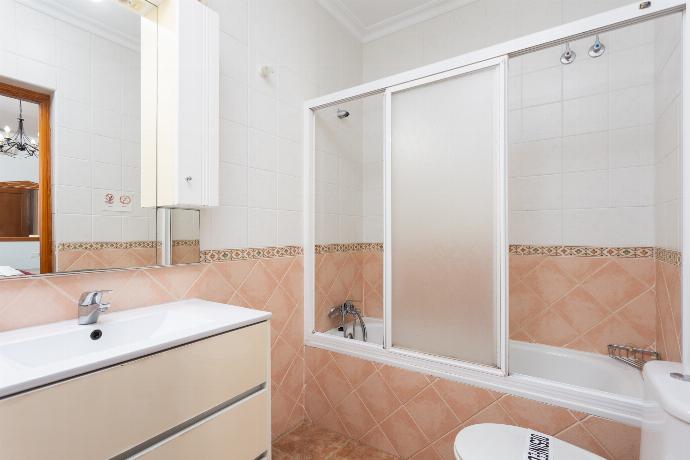 En suite bathroom with bath and shower . - Villa Medina Paloma . (Photo Gallery) }}