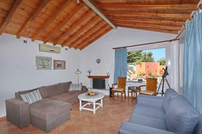 Open-plan living room with sofa, dining area, kitchen, WiFi internet, satellite TV . - Villa Margarita . (Photo Gallery) }}