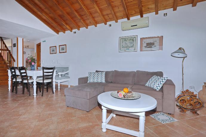 Open-plan living room with sofa, dining area, kitchen, WiFi internet, satellite TV . - Villa Margarita . (Photo Gallery) }}