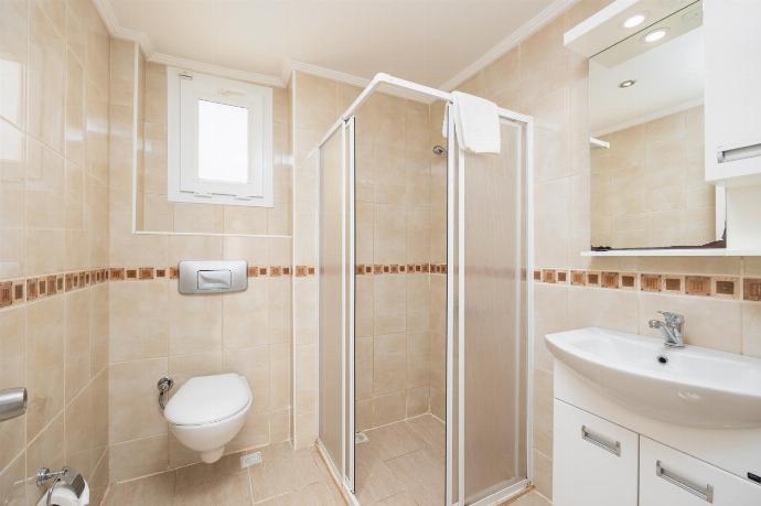 En suite bathroom with shower . - Golden Trio Villa . (Photo Gallery) }}