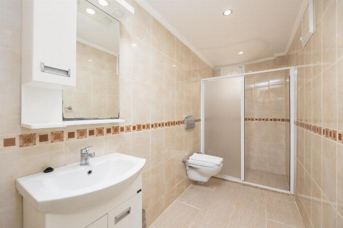 En suite bathroom with shower . - Golden Trio Villa . (Photo Gallery) }}