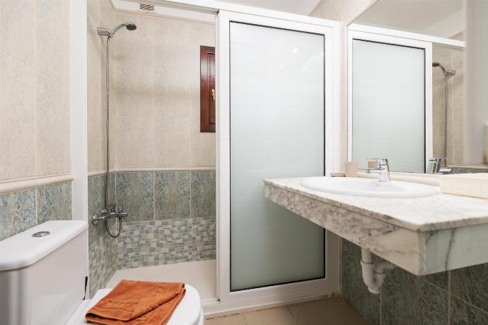 Family bathroom with shower . - Villa Salar . (Photo Gallery) }}
