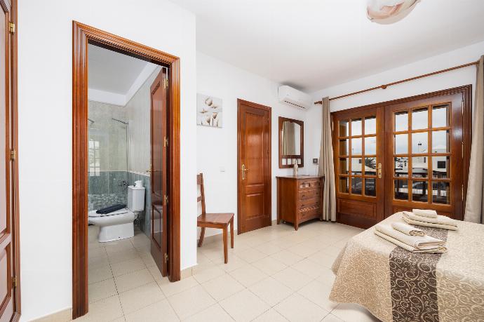 Double bedroom with en suite bathroom and A/C . - Villa Blanca . (Photo Gallery) }}