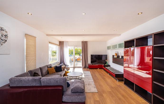 Open-plan living room with sofa, dining area, kitchen, WiFi internet, satellite TV . - Villa Maslina . (Photo Gallery) }}