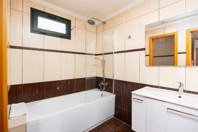 En suite bathroom with bath and shower . - Villa Isadora . (Photo Gallery) }}