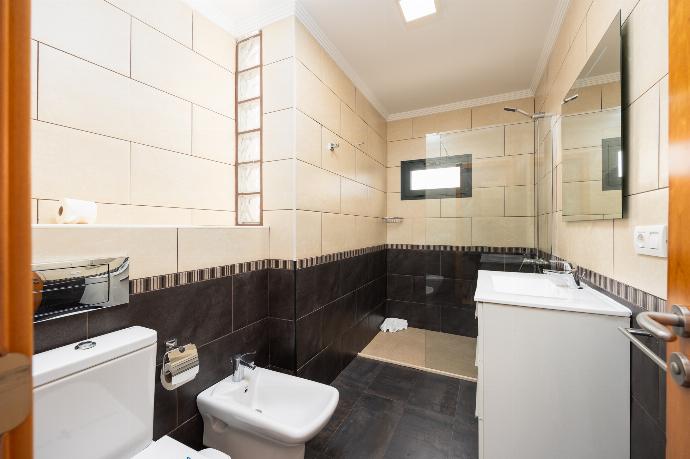 Family bathroom with shower . - Villa Isadora . (Photo Gallery) }}