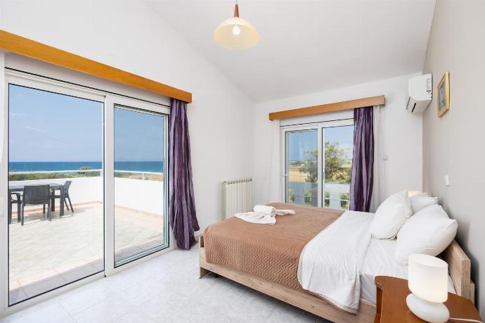 Double bedroom with A/C and sea views . - Villa Sunset . (Photo Gallery) }}
